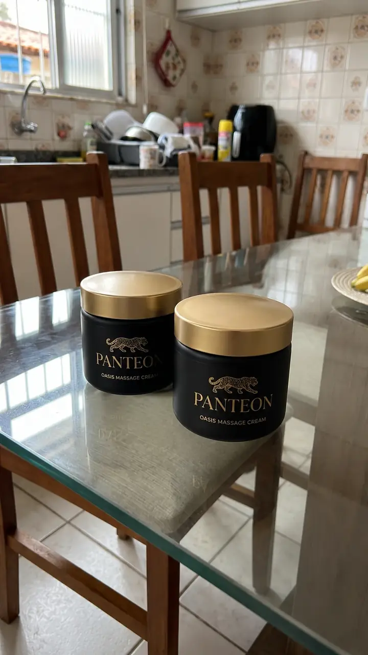 Dois potes de Panteon na mesa